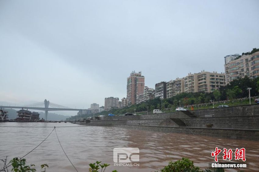 高清：长江洪水紧逼泸州停车场 数百辆车紧急撤离