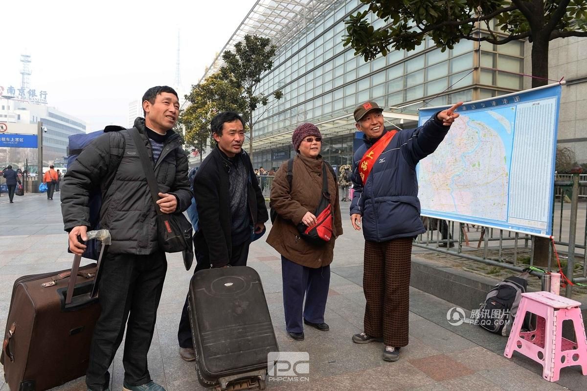 三年前退休在家的张富宏想发挥“余热”，到上海火车站为人义务指路。每逢周一、三、五早晨张富宏都会从浦东三林的家中骑车两小时来到上海火车站南广场，在东南出口外的第三棵树下“安营扎寨”，红板凳摆好，再挂上一幅大大的上海地图，披好前后分别写有“上海 ...